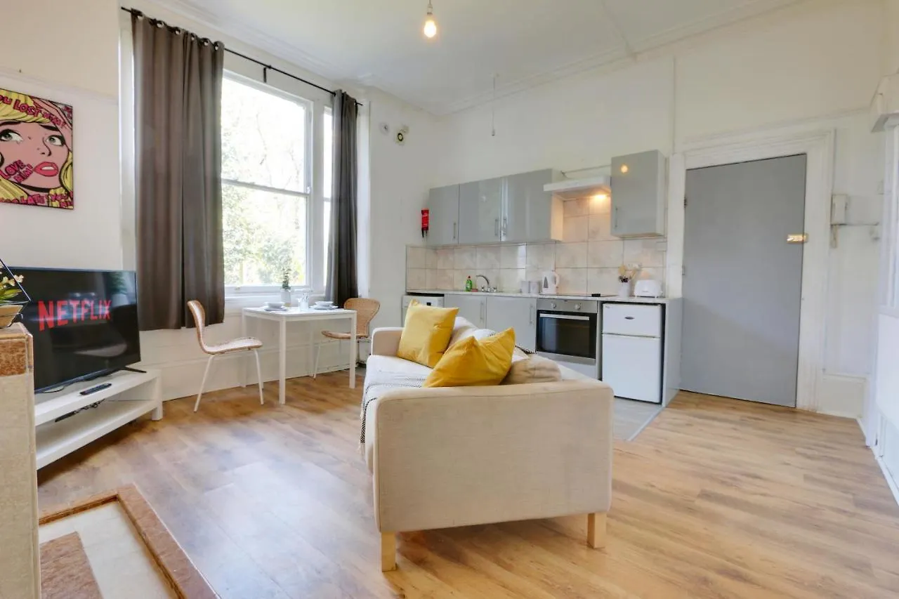 Convenient 1-Bed Apartment - Ideal For Working Away, Free Parking, Pet Friendly, Netflix Sheffield 0*,  United Kingdom